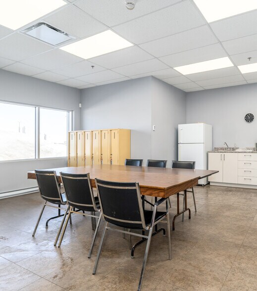 More Photos Of 90 Rue De Rotterdam, Saint-Augustin-de-Desmaures Warehouse For Lease