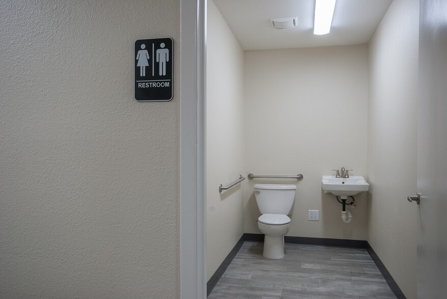 More Photos Of 1106 College St, Bastrop Medical For Lease