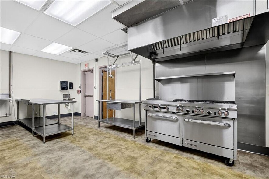 More Photos Of 852 E Highland Rd, Macedonia Flex For Lease