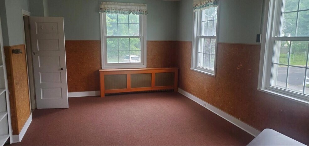 More Photos Of 262 Middle Rd, Sayville Office For Lease