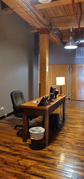 More Photos Of 1100 W Cermak Rd, Chicago Light Distribution For Lease