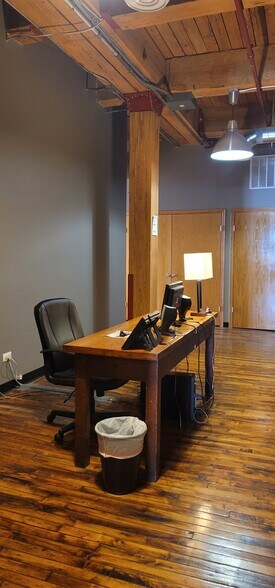 More Photos Of 1100 W Cermak Rd, Chicago Light Distribution For Lease