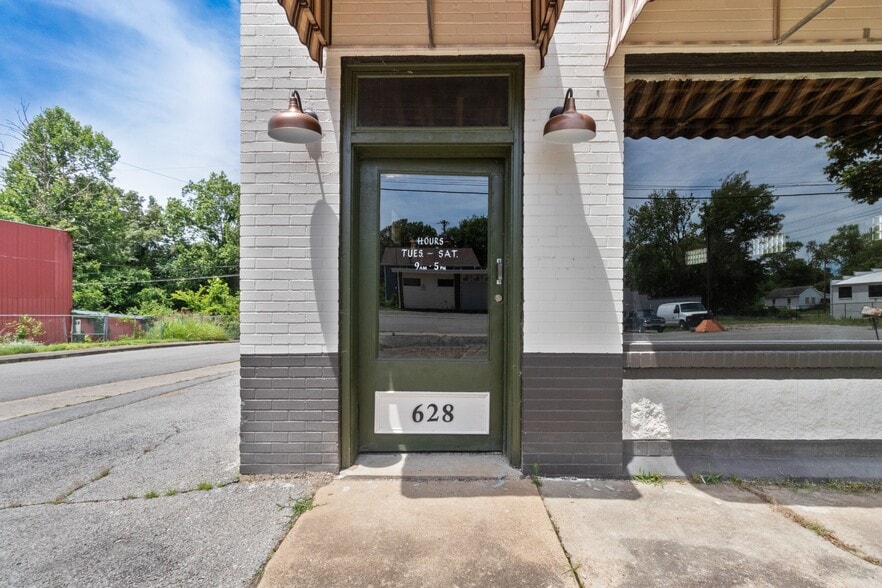 More Photos Of 628 Cumberland Dr, Clarksville Freestanding For Lease