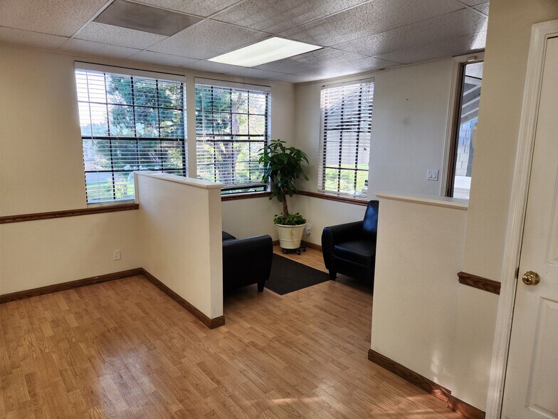 More Photos Of 960 W 17th St, Santa Ana Office For Sale