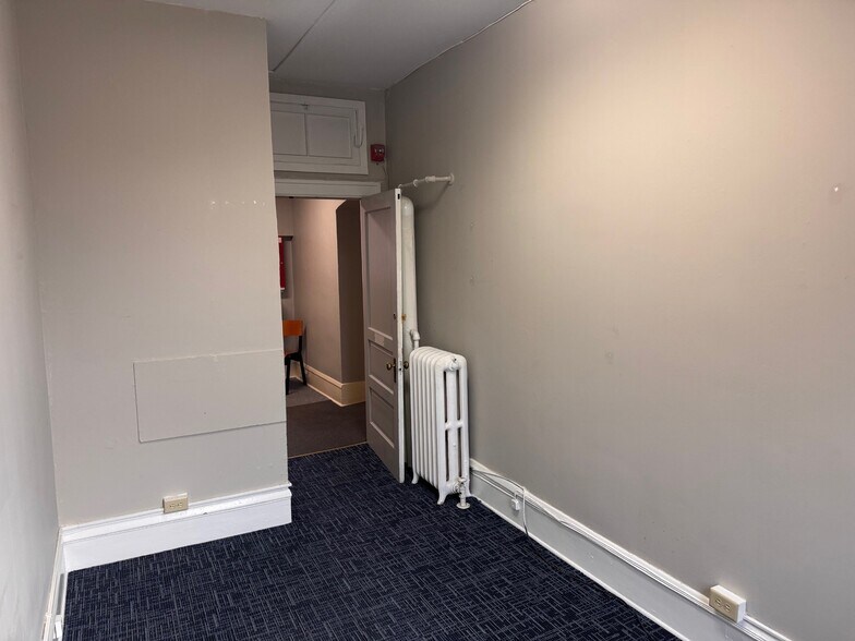 More Photos Of 104 Church St, Burlington Freestanding For Lease