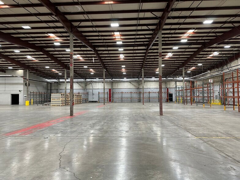 More Photos Of 12005 40,000 - 163,800 sf Available - Warren MI, Warren Distribution For Lease