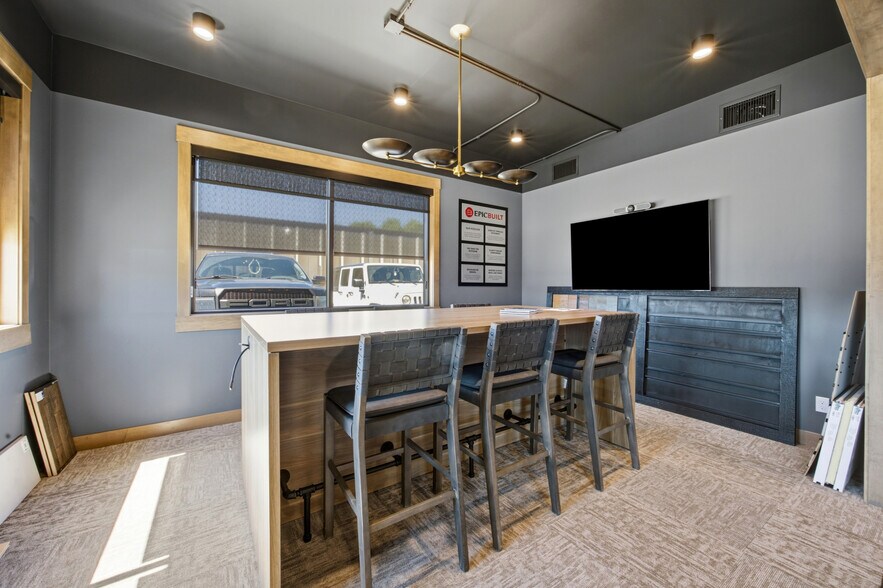 More Photos Of 2942 S Fiechtnet Dr, Fargo Warehouse For Sale