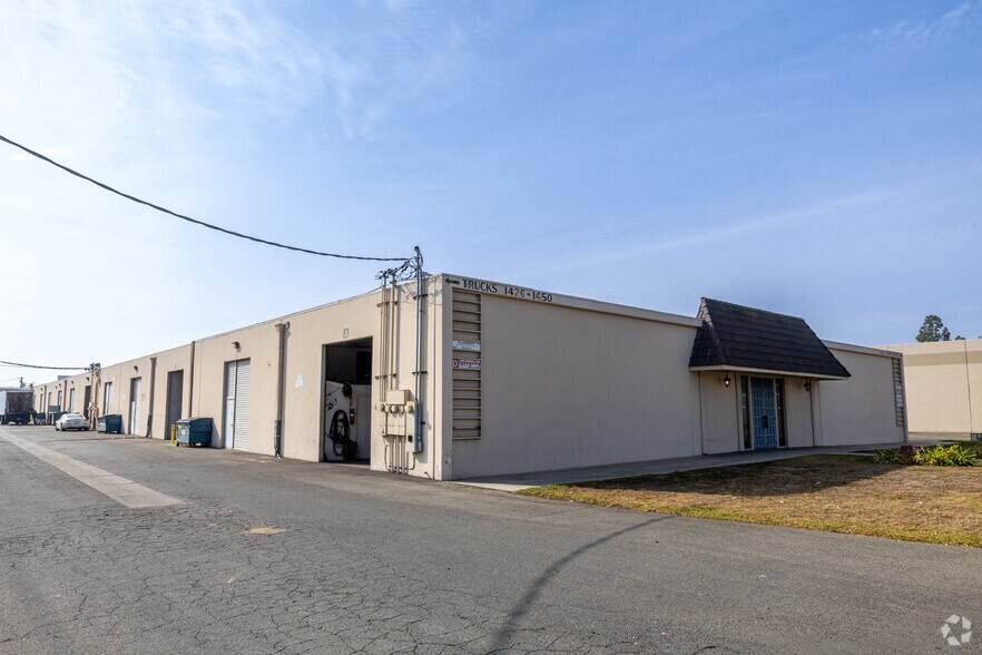 More Photos Of 1450 W Collins Ave, Orange Warehouse For Lease