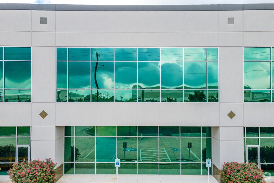 More Photos Of 4990 Eisenhauer Rd, San Antonio Distribution For Lease