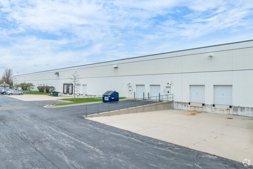 More Photos Of 700-740 Corporate Woods Pky, Vernon Hills Distribution For Lease