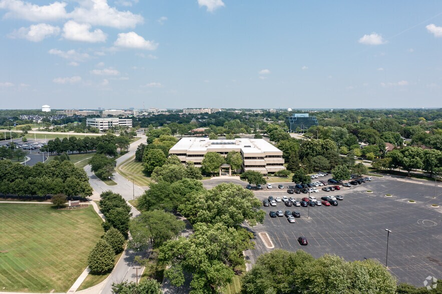 More Photos Of 40 Shuman Blvd, Naperville Office For Lease
