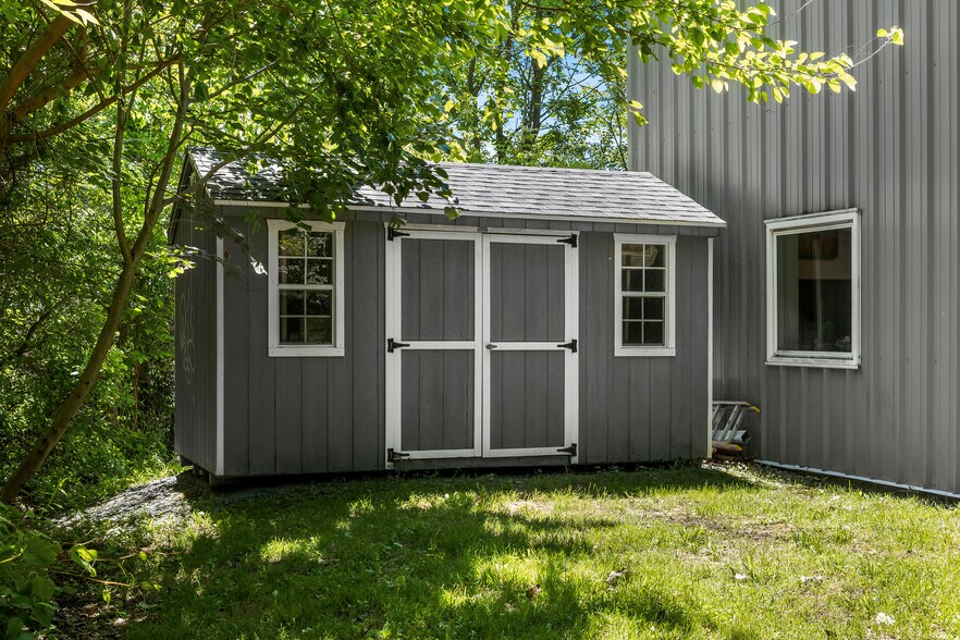 More Photos Of 25 Delaware Ave, Delmar Office For Sale