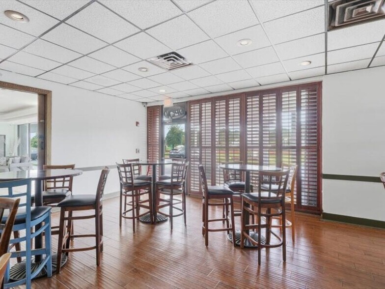 More Photos Of 8797 20th St, Vero Beach Hotel For Lease