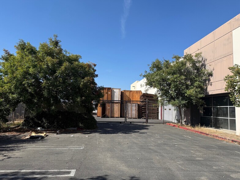 More Photos Of 14920 Hilton Dr, Fontana Warehouse For Lease