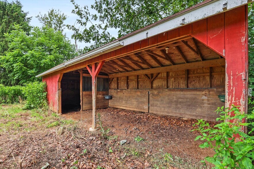 More Photos Of 333 Newcomer Rd, Windsor Veterinarian Kennel For Sale