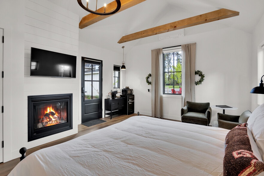 More Photos Of 560 E Main Ave, Sisters Hotel For Sale