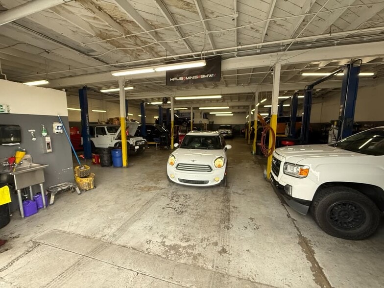 More Photos Of 14855 Bessemer St, Van Nuys Service For Lease