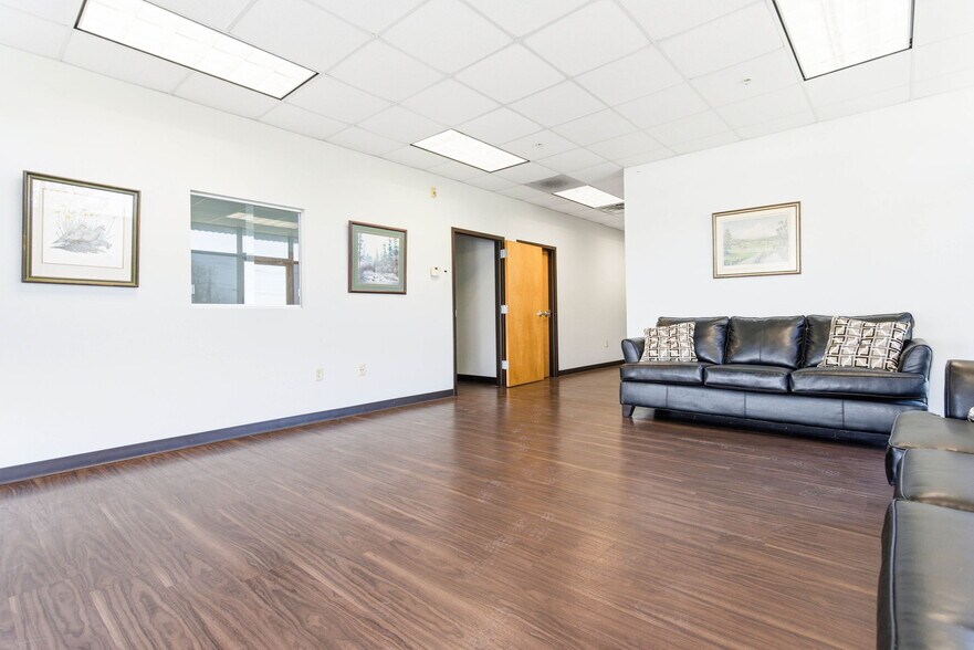 More Photos Of 13720 Aiken Rd, Louisville Warehouse For Lease