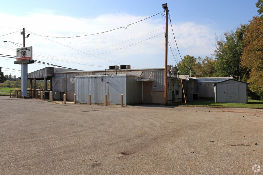 More Photos Of 1012 E Hackberry St, Salem Freestanding For Sale