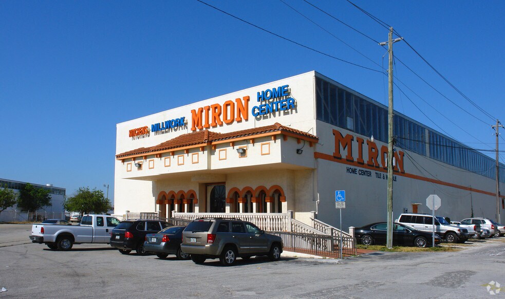 More Photos Of 19400 W Dixie Hwy, Miami Warehouse For Lease