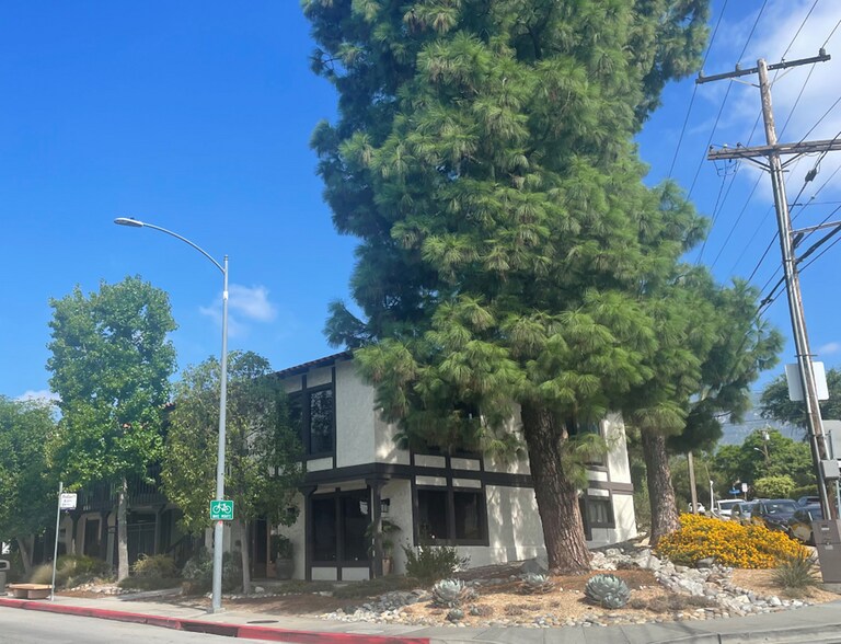 More Photos Of 2609 Honolulu Ave, Montrose Office For Sale