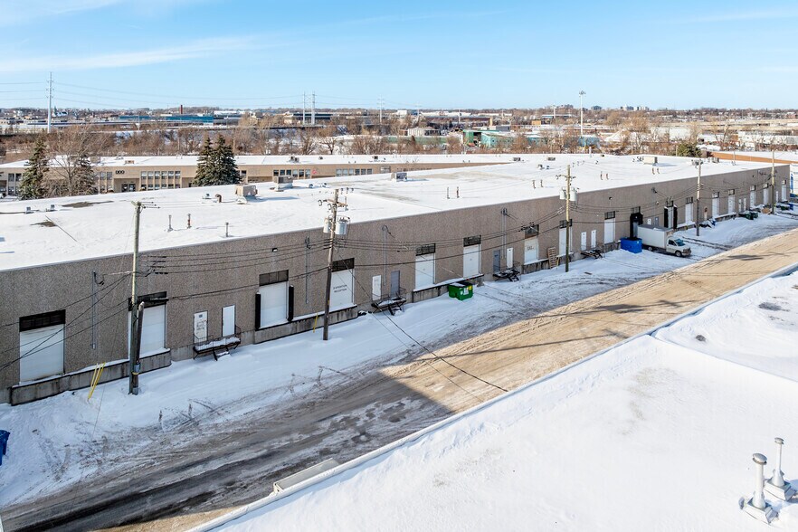 More Photos Of 9643-9675 Rue Clément, Montréal Light Distribution For Sale