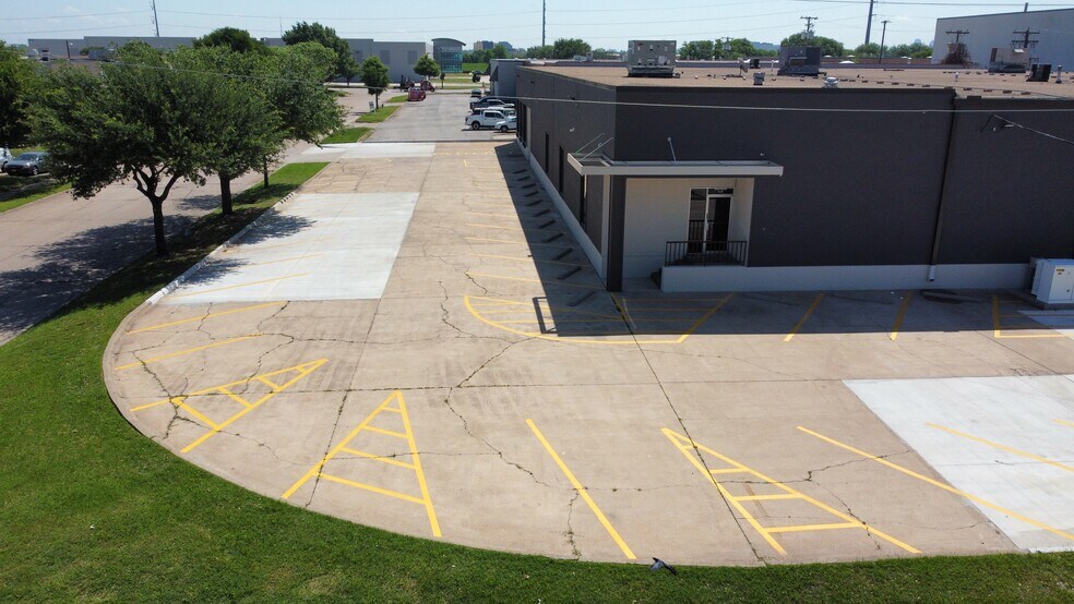 More Photos Of 3400 Royalty Row, Irving Distribution For Lease