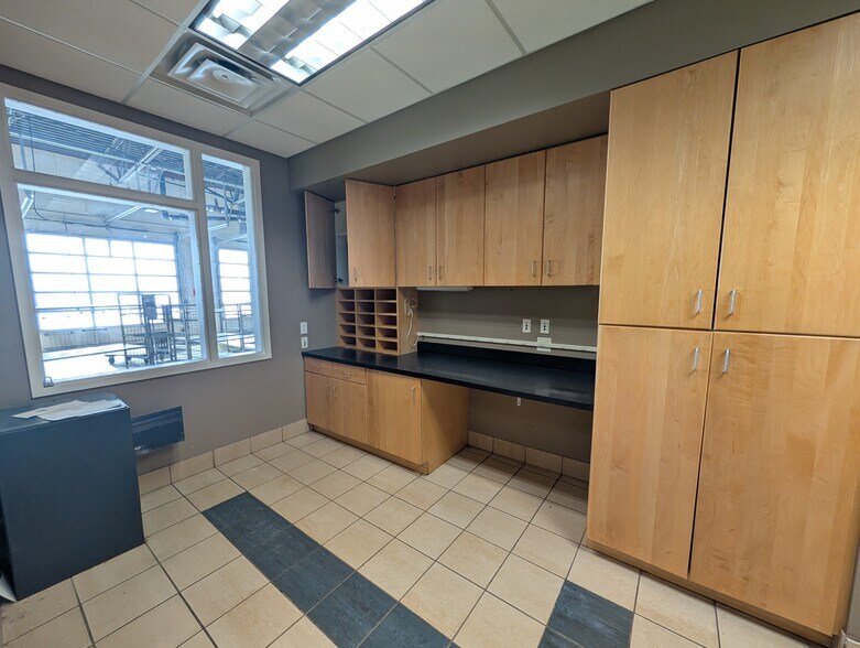 More Photos Of 1650 Afton Rd, Sycamore Distribution For Sale