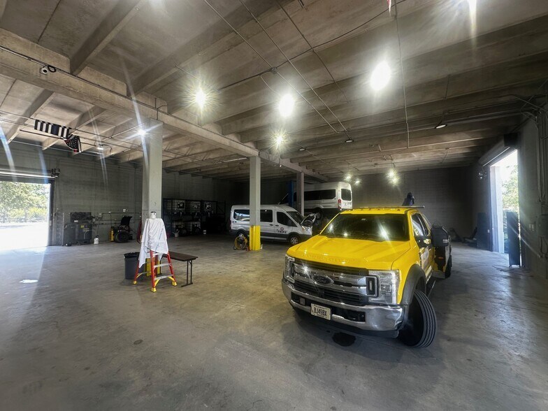 More Photos Of 2724 Shawnee Ave, West Palm Beach Showroom For Lease