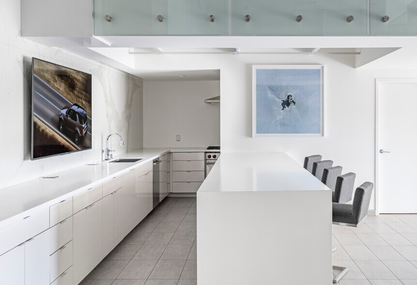 More Photos Of 40-41 Straightaway Dr, Pontiac Parking Garage For Sale