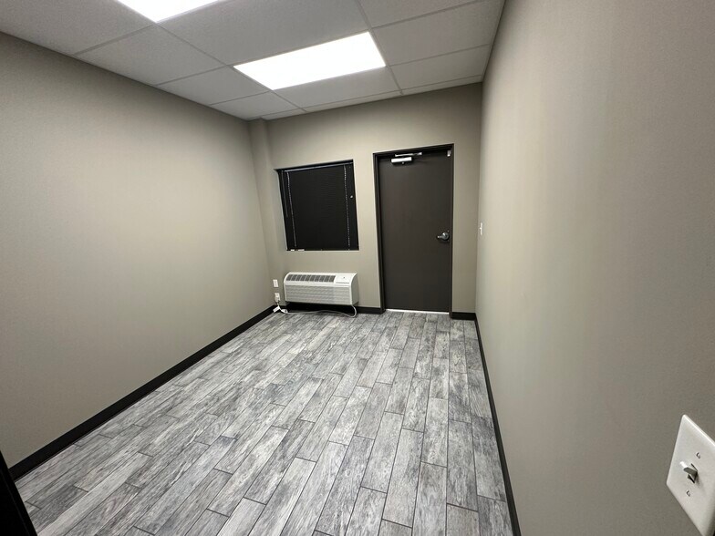 More Photos Of 1904 W Iola St, Broken Arrow Warehouse For Lease