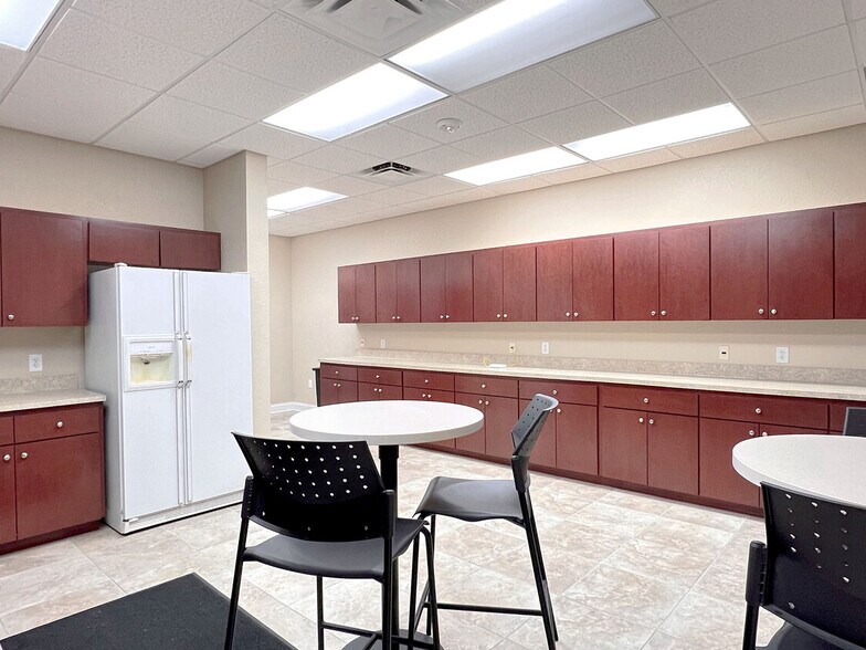 More Photos Of 308 Avenue G SW, Winter Haven Office For Lease