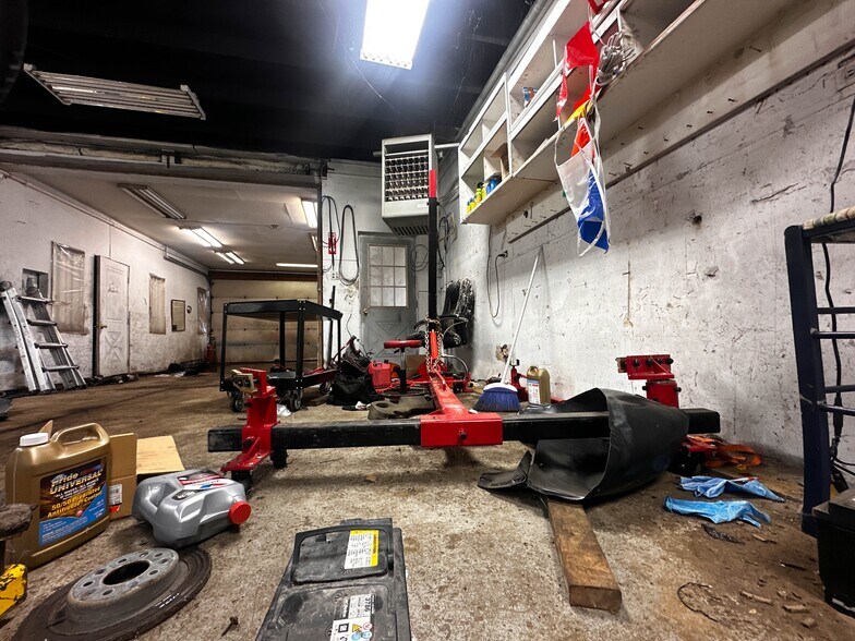 More Photos Of 7030 Gratiot Ave, Saint Clair Service For Lease