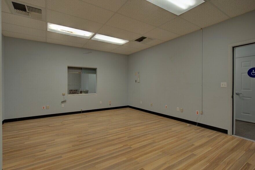More Photos Of 295 Main St, Weed Office For Sale