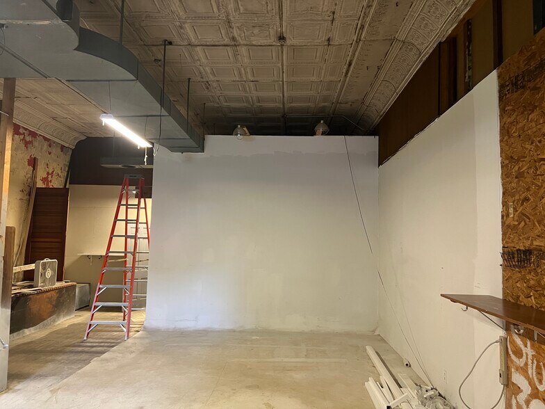 More Photos Of 300 E Broadway Blvd, Johnston City Specialty For Sale