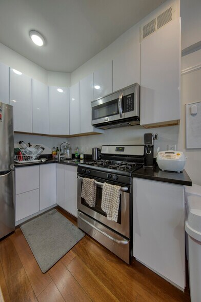 More Photos Of 1060-1062 Sutter St, San Francisco Apartments For Sale
