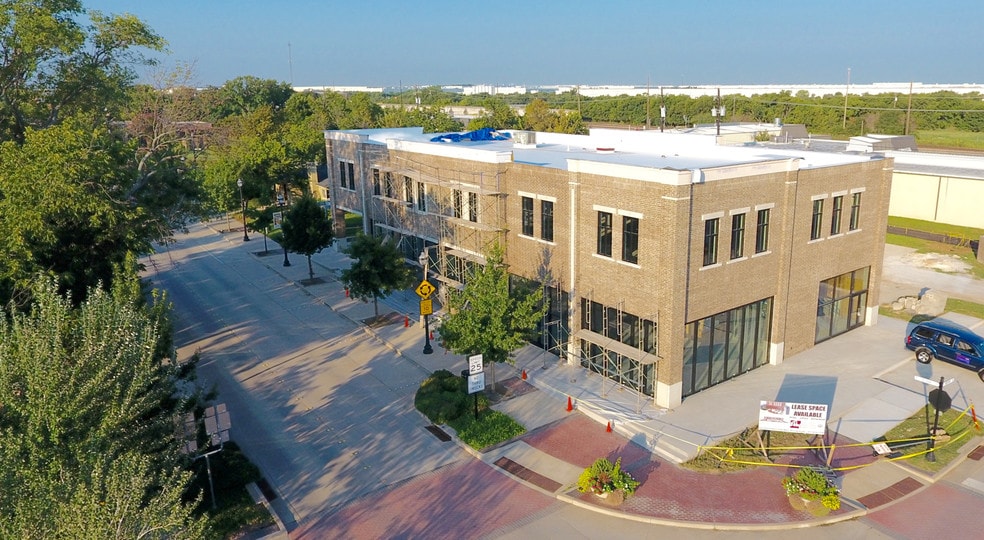 More Photos Of 409 N Oak St, Roanoke Storefront Retail Office For Lease