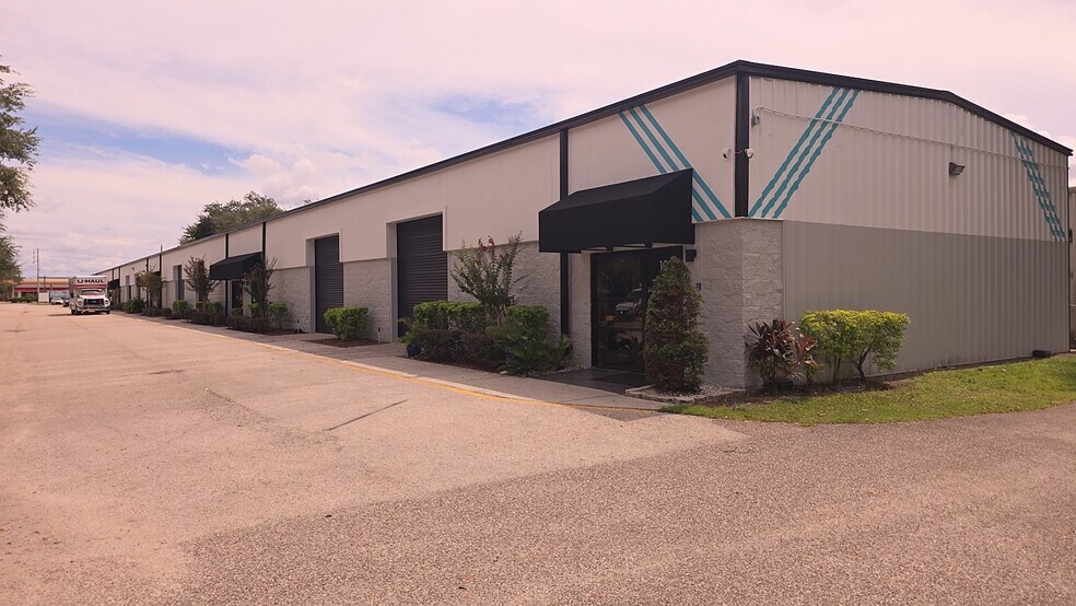 More Photos Of 1720 N Goldenrod Rd, Orlando Showroom For Lease