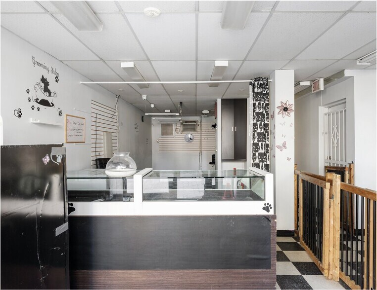 More Photos Of 5643 Ch De La Côte-Des-Neiges, Montréal General Retail For Lease