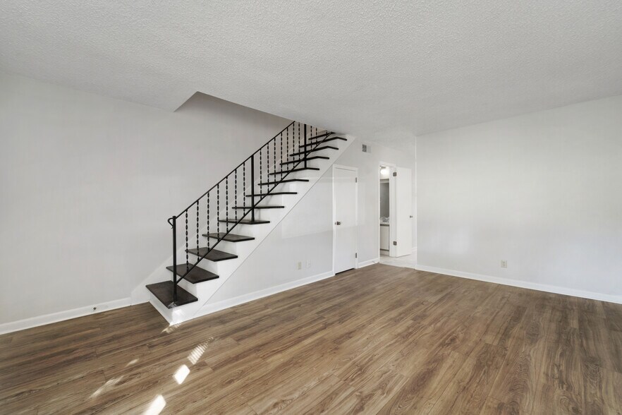 More Photos Of 1012-1032 Hickory Hill Ln, Hermitage Apartments For Sale