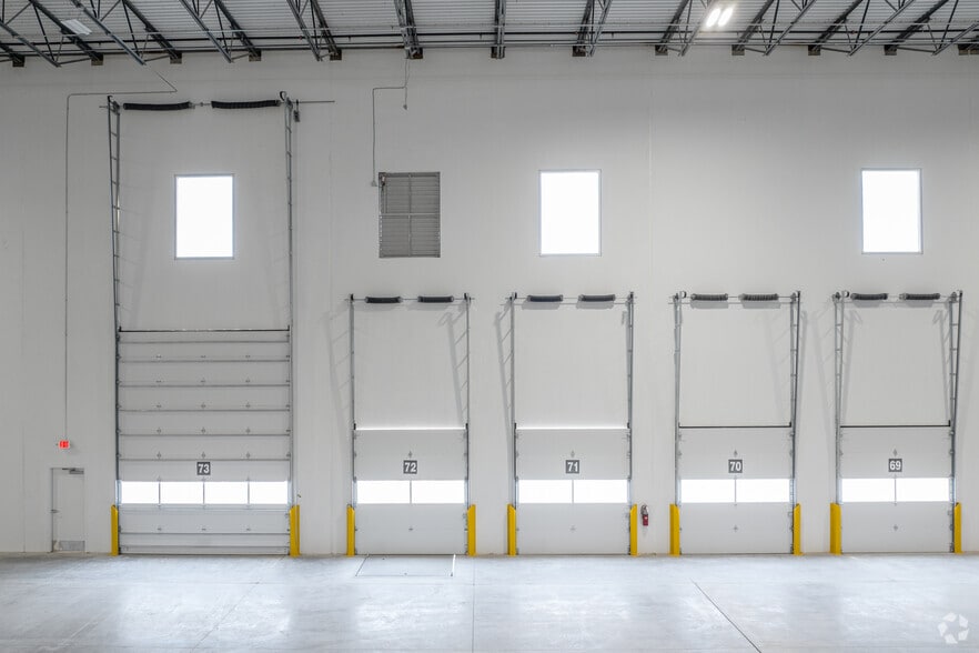 More Photos Of 542 SE Loop 410, San Antonio Warehouse For Sale