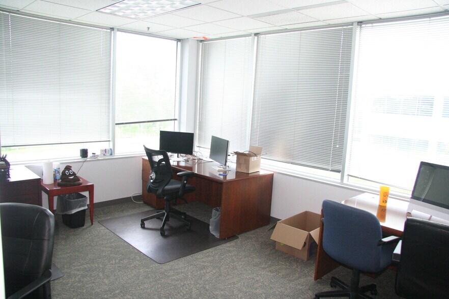 More Photos Of N28W23050 Roundy Dr, Pewaukee Office For Sale