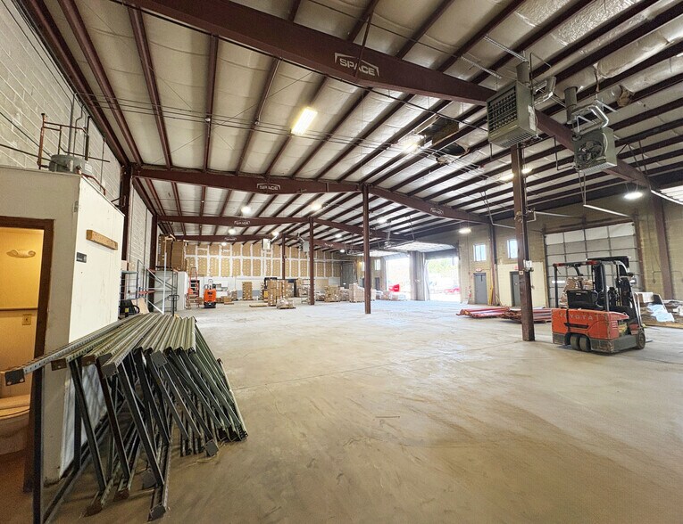 More Photos Of 140 Washington St, Foxborough Warehouse For Lease