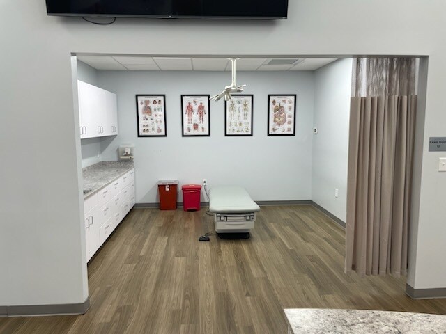 More Photos Of 4682 Airport Blvd, Mobile Medical For Sale