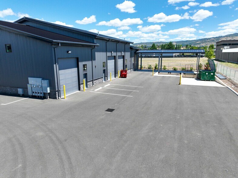 More Photos Of 2016 Commerce, Medford Showroom For Lease