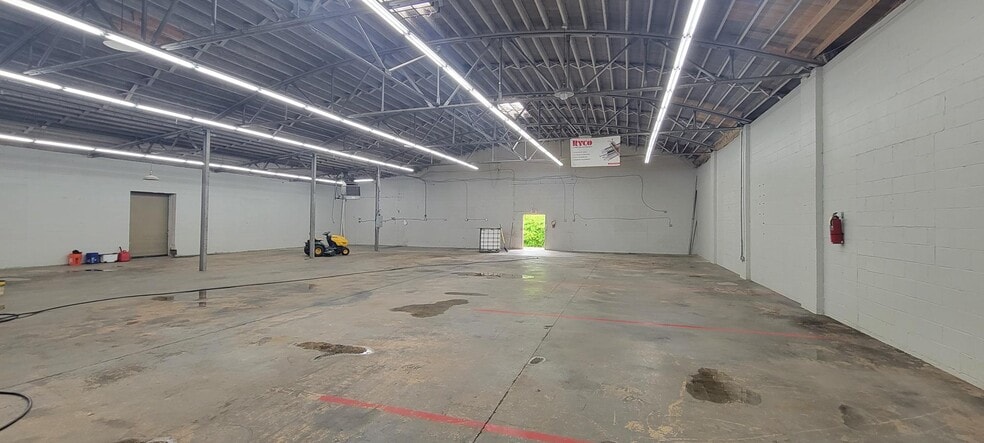 More Photos Of 2542-2544 Lucena St, Charlotte Warehouse For Lease