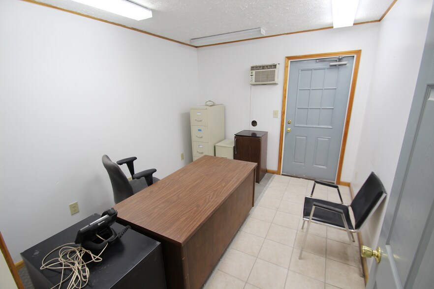 More Photos Of 104 Lee St, Lodi Manufacturing For Lease