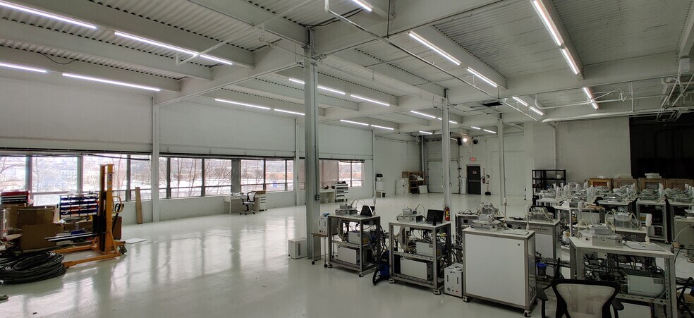 More Photos Of 550 County Ave, Secaucus Showroom For Lease