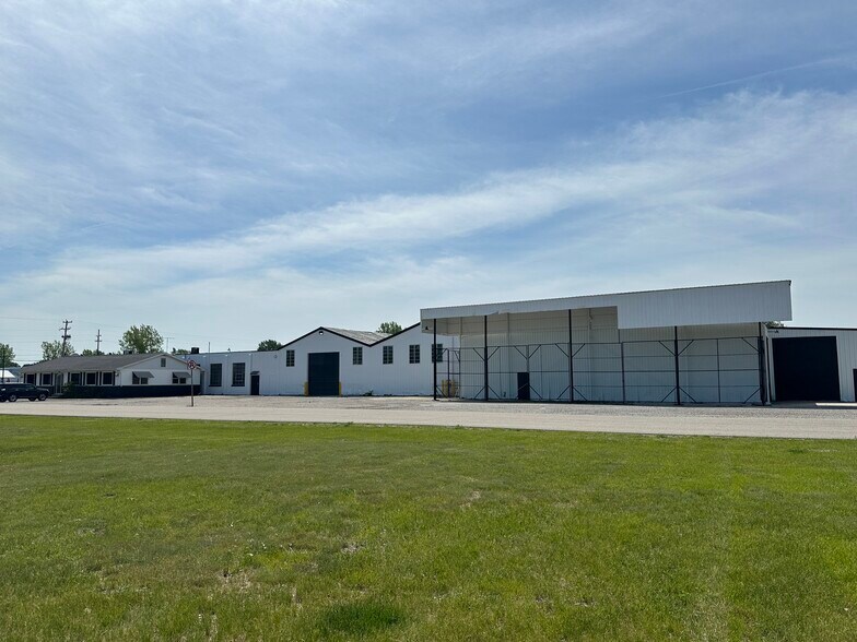 More Photos Of 1100 Pearl St, Chesaning Warehouse For Lease