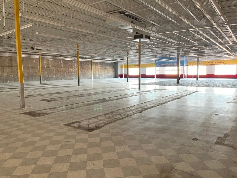 More Photos Of 2620 Planet Ave, Salina Freestanding For Lease